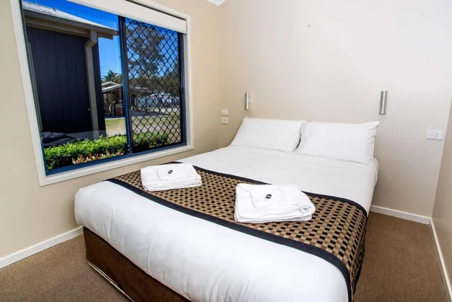 Deluxe, Cabin, 1 Queen and 1 Bunk Bed, Pet Friendly, Reflections Holiday Park Ferry Reserve 2/5