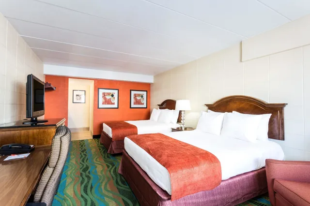 غرفة بسريرين مزدوجين، Howard Johnson by Wyndham Virginia Beach At The Beach 3/8