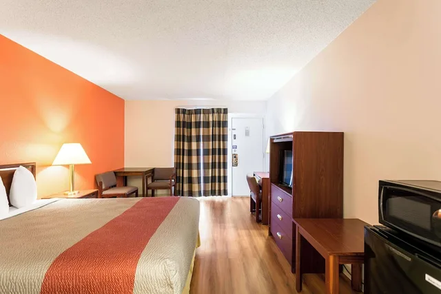 جناح ديلوكس بسرير كينج بمطبخ صغير، Motel6 Butte, MT - Historic City Center 2/6