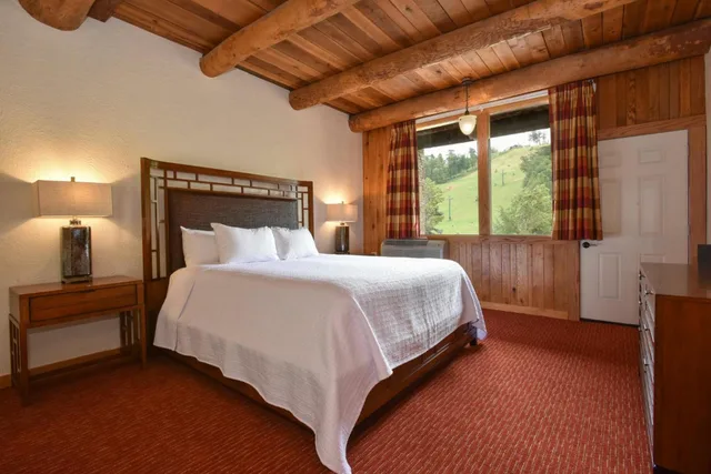 جناح، Slopeside Hotel at Seven Springs Resort 2/3