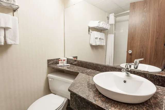 غرفة بسرير كينج يُسمح فيها بالحيوانات الأليفة، Ramada By Wyndham Fredericton 6/7