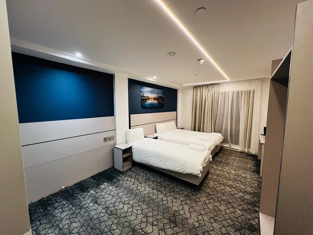 غرفة ديلوكس ثلاثية، Ilford Grand Hotel 1/3