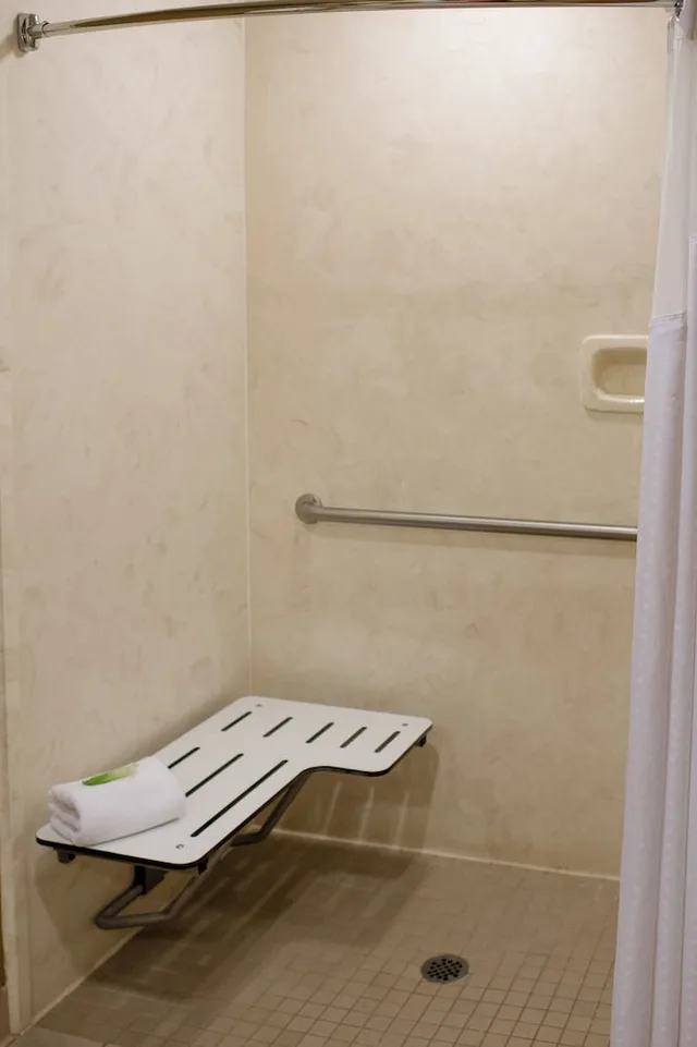 غرفة قياسية بسرير كينج لذوي الإعاقة، Holiday Inn Express Hotel Suites Oxford 4/4