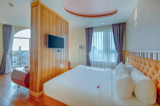 جناح فاخر بسرير كينج بإطلالة على المدينة بشرفة، Sea Queen Hotel 1/4