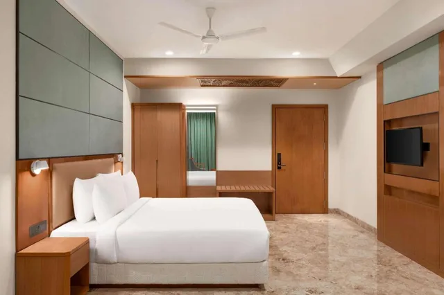 غرفة بسرير كينج لذوي الإعاقة، Howard Johnson by Wyndham Udaipur Roop Nagar 2/4