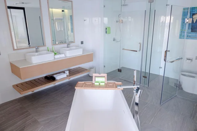 Premier King Bayview Suite، Lime Resort Manila 3/3