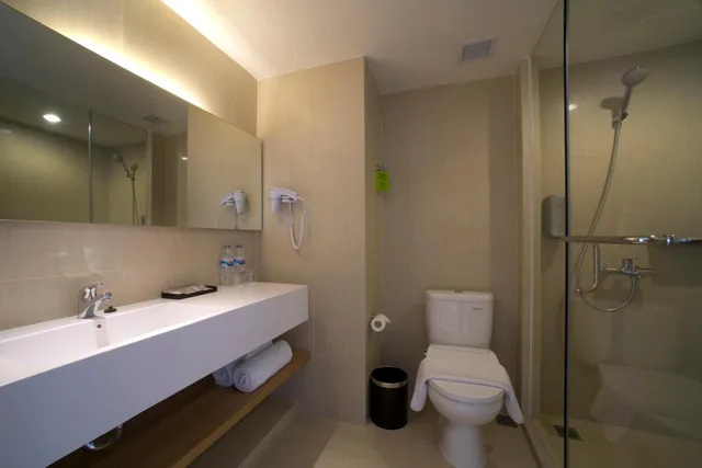 غرفة كبيرة بسريرين منفصلين، Grand Zuri Kuta Bali 5/8