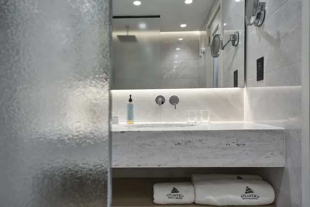 Room, Queen Bed, Lateral Side Sea View، Atlantica Bay 4/4