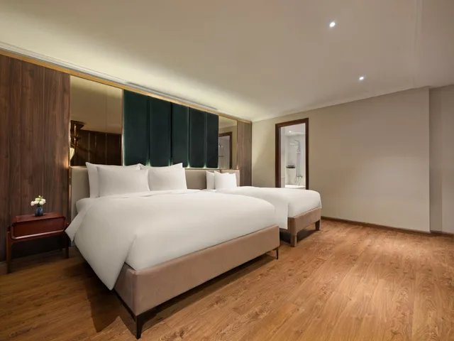 غرفة عائلية بسرير كينج وسريرين منفصلين، Silk Queen Grand Hotel 3/6