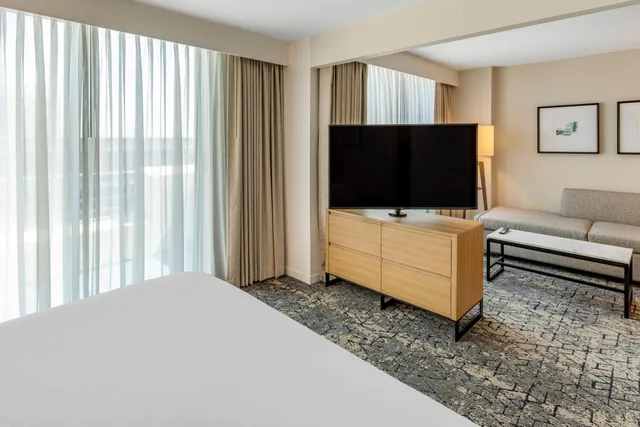 جناح استوديو بسرير كينج مع أريكة، Sheraton Suites Old Town Alexandria 4/11