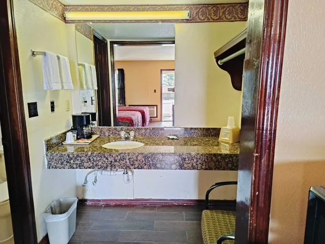 غرفة بسرير كينج للمدخنين، Victorian Inn 5/5
