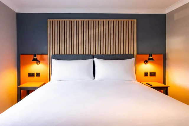 غرفة بسرير كينج لذوي الإعاقة، Village Hotel Warrington 3/4