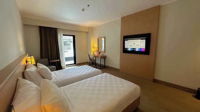 Deluxe, Twin Beds, Pool Access, Large، SWISS-BELHOTEL MANOKWARI 3/6