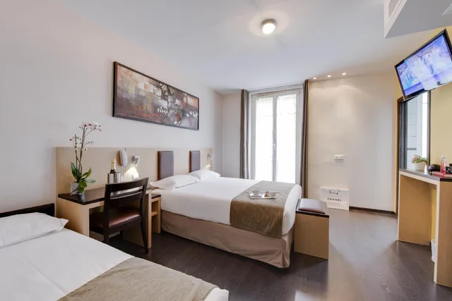 غرفة قياسية ثلاثية بسرير كوين مع أريكة، Hotel Source 1/3