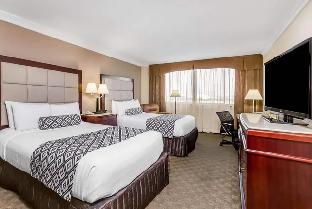 غرفة بسريرين مزدوجين بحوض استحمام لذوي الإعاقة، Wyndham Houston near NRG Park/Medical Center 2/3