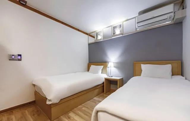 غرفة بفراش فوتون وسريرين منفصلين مع سرير إضافي، Jeonju Tourist Hotel 1/3