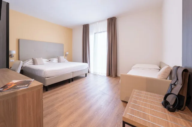 غرفة ديلوكس ثلاثية بسرير مزدوج وسرير فردي بشرفة بإطلالة جزئية على البحر، Excelsior Hotel 3/6