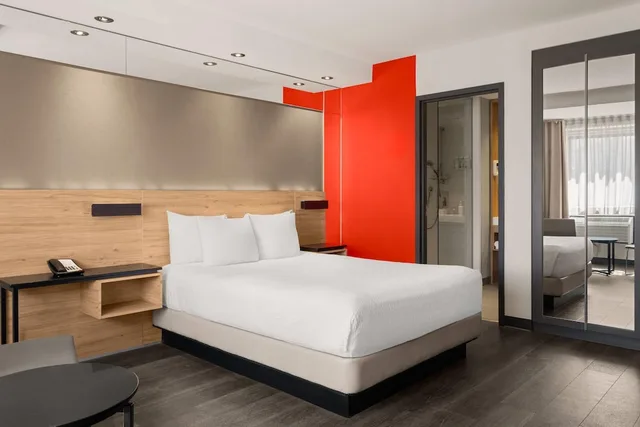 غرفة بسرير كوين، Ramada by Wyndham Laval 1/10