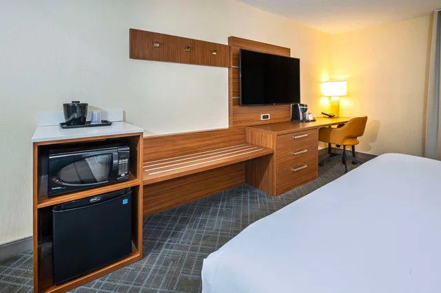 غرفة بسرير كوين لذوي الإعاقة، Comfort Inn and Suites Ingersoll, ON 2/2