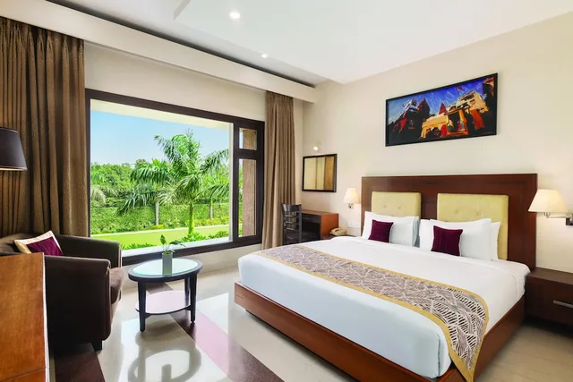 غرفة بريميوم بسرير كينج، Ramada by Wyndham Varanasi Katesar 3/6
