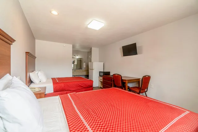 2 Queen Bed Smoking, OYO Budget Inn Falfurrias Hwy 281 1/10