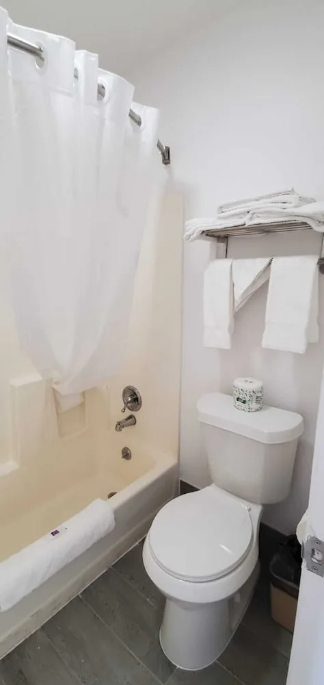 غرفة قياسية بسرير كينج، Motel 6 Branson West Silver Dollar City 4/4