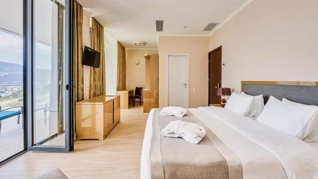 جناح بشرفة، Lisi Hills Hotel 3/10