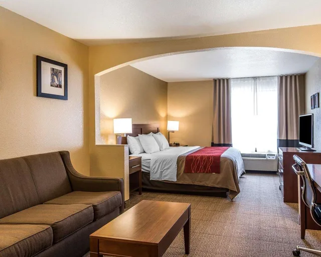 Suite, King Bed, Quality Inn & Suites Bethany 2/3