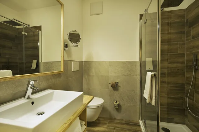 غرفة بسريرين منفصلين بإطلالة على الجبل، HOTEL AZOLA 10/10
