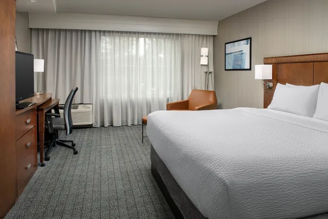 غرفة بسرير كينج مع أريكة، Courtyard Seattle Kirkland 1/8