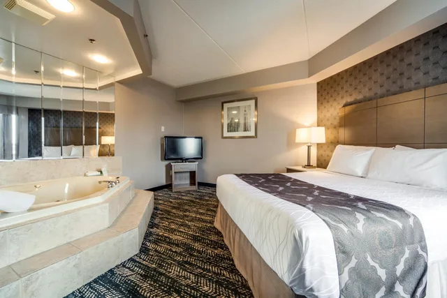 جناح ديلوكس بسرير كوين بمنطقة جلوس بحوض جاكوزي، Monte Carlo Inn Brampton Suites 3/8