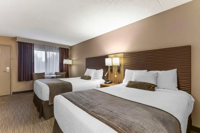 غرفة بسريرين مزدوجين، Best Western Plus Landing View Inn & Suites 1/4