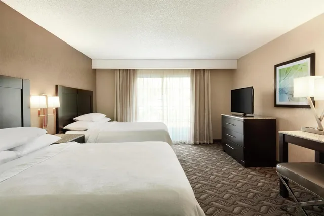 جناح بسريرين كوين بغرفة نوم واحدة مع أريكة لذوي الإعاقة، Embassy Suites By Hilton Arcadia Pasadena Area 1/3