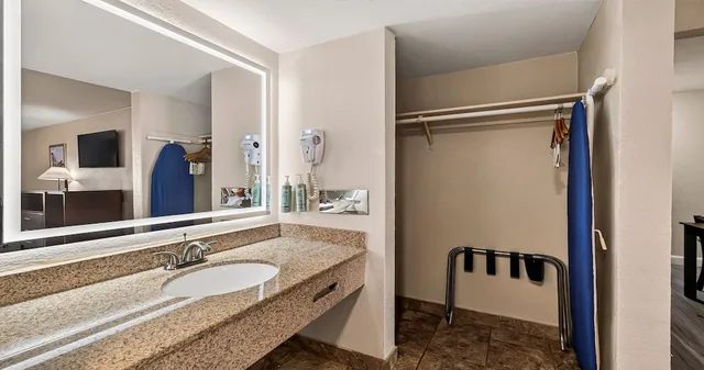 غرفة قياسية بسريرين كوين بمطبخ صغير، Best Western Roseville Inn 7/10