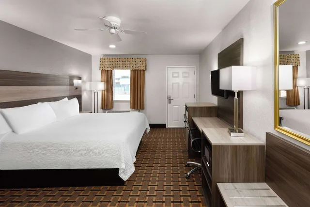 غرفة بسرير كينج للمدخنين، Ramada Limited San Angelo 5/7