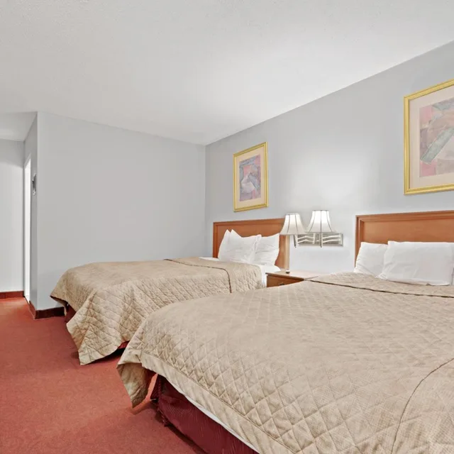 غرفة بسرير كينج وسريرين كوين، Niagara Lodge Suites 10/10