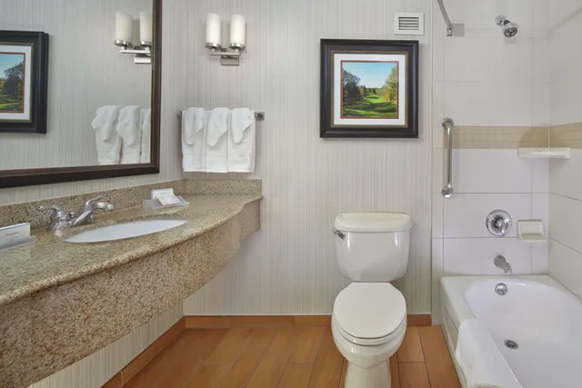 غرفة بريميوم بسرير مزدوج، Hilton Garden Inn Danbury 2/3