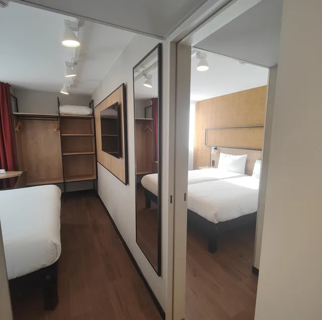 غرفة متصلة بسرير مزدوج وسريرين منفصلين، Kyriad Paris Nord Porte de Saint Ouen Formely Alliance Hotel Paris Porte de Saint Ouen 15/20