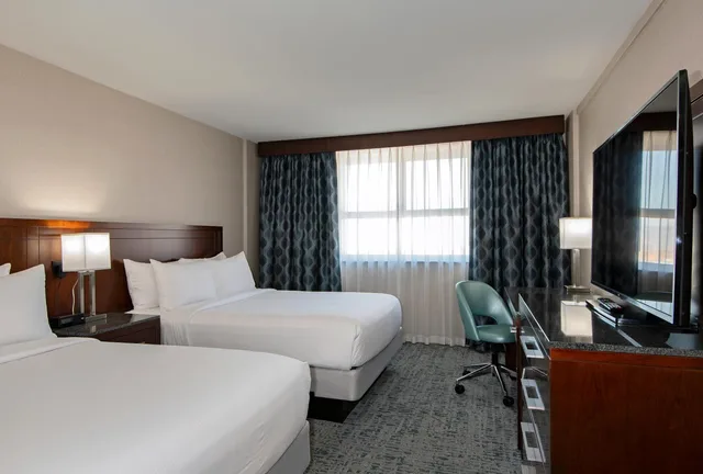 غرفة بسرير كينج وسريرين كوين، Doubletree By Hilton Kamloops 7/10