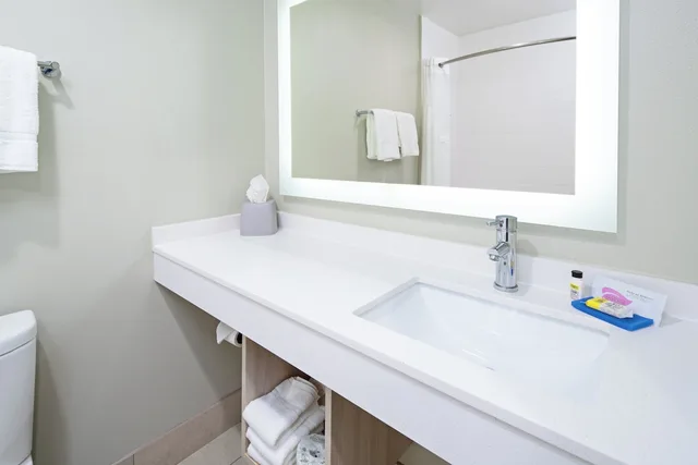 جناح بسريرين كوين، Holiday Inn Express Watsonville 3/3