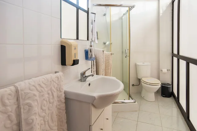 غرفة عائلية بثلاثة أسرّة بحمام خاص، Central Guest House 6/6