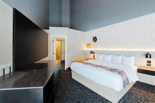 Loft, Suite, King Bed, Sofa، Everwild Canmore - Nordic Spa & Hotel 1/10