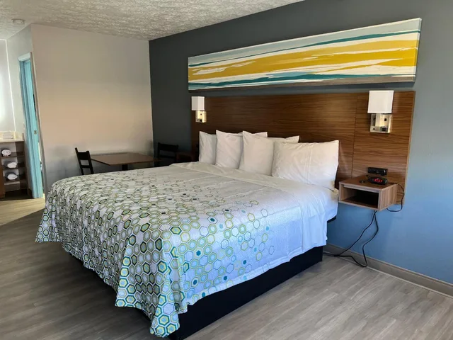 Studio, King Bed, Red Roof Inn Georgetown - Lexington North 1/10
