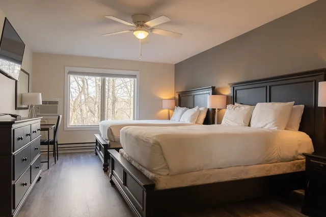 Suite, 1 King and 2 Queen Beds, The Inn at Crestwood 3/10
