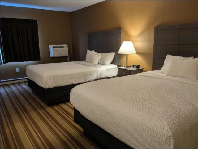 غرفة رباعية بسريرين كوين، Magnuson Hotel Copper Crown 2/4