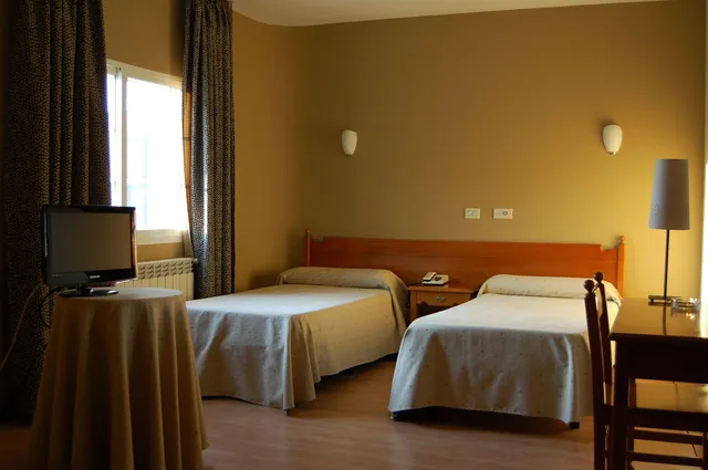 غرفة أساسية ثلاثية، Hotel Paris 2/2