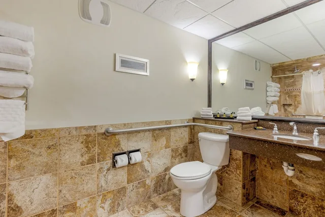 غرفة قياسية بسريرين كوين بإطلالة لذوي الإعاقة، Best Western Plus Longbranch Hotel and Convention Center 2/3