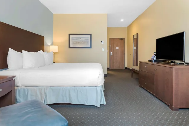 Suite, King Bed, Sofa, Living Area, Best Western Plus Liverpool Hotel & Conference Centre 1/7