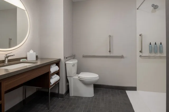 غرفة قياسية بسرير كينج مع أريكة، Courtyard by Marriott Olympia 3/3