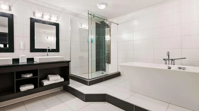 Atrium, Suite, King Bed, Sofa, Living Area, Jetted Tub، Village Park Inn Calgary 5/5